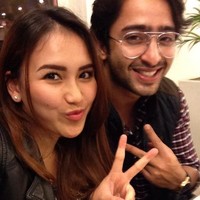 Setelah bercerai, Ayu sempat digosipkan dekat dengan beberapa pria, salah satunya aktor India, Shaheer Sheikh. Shaheer yang tengah berkunjung ke Indonesia karena urusan pekerjaan itu awalnya dijodoh-jodohkan dengan Ayu. Kabarnya keduanya sempat berpacaran namun tidak lama. Foto: Dok. Instagram