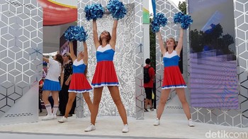 Ada juga para sexy dancer bergaya cheerleaders untuk menyemangati tim yang bertanding. Foto: Achmad Rouzni Noor/detikinet