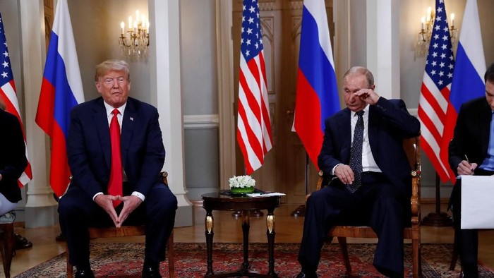 U.S. President Donald Trump and Russias President Vladimir Putin arrive for their meeting in Helsinki, Finland, July 16, 2018. REUTERS/Kevin Lamarque