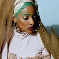 Selain bermain warna, ciri khas riasan Samantha adalah dots atau titik di wajahnya. Ia menyebut tag line make up-nya itu dengan The Hijabi with Dots. (Foto: Instagram/chic.nunar)