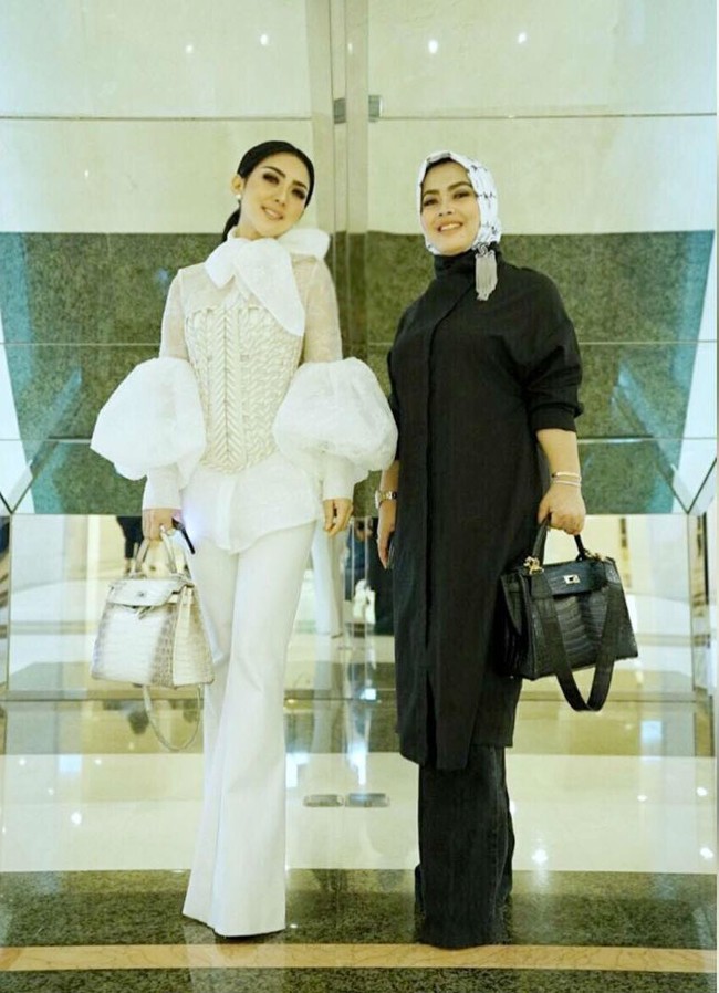 Syahrini dan Rani bergaya mewah menenteng tas Hermes seri Kelly. Tas yang dibawa Syahrini merupakan Hermes Kelly Himalayan yang harganya bisa mencapai miliaran rupiah. Foto: Instagram