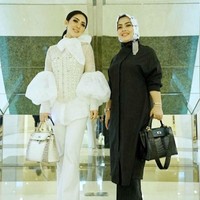 Syahrini dan Rani bergaya mewah menenteng tas Hermes seri Kelly. Tas yang dibawa Syahrini merupakan Hermes Kelly Himalayan yang harganya bisa mencapai miliaran rupiah. Foto: Instagram