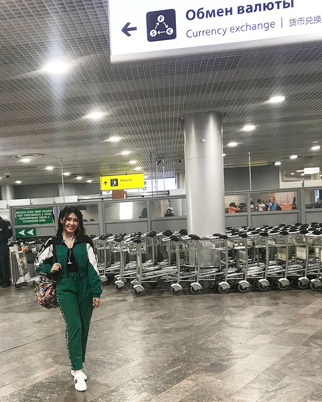 Sesuai dengan momen, Via Vallen sering menggunakan busana bergaya sporty. Dalam perjalanan berangkat dari Indonesia menuju Rusia, wanita 26 tahun itu pun sudah mengenakan setelan sporty dan sepatu sneakers. Foto: Instagram @viavallen