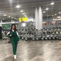 Sesuai dengan momen, Via Vallen sering menggunakan busana bergaya sporty. Dalam perjalanan berangkat dari Indonesia menuju Rusia, wanita 26 tahun itu pun sudah mengenakan setelan sporty dan sepatu sneakers. Foto: Instagram @viavallen