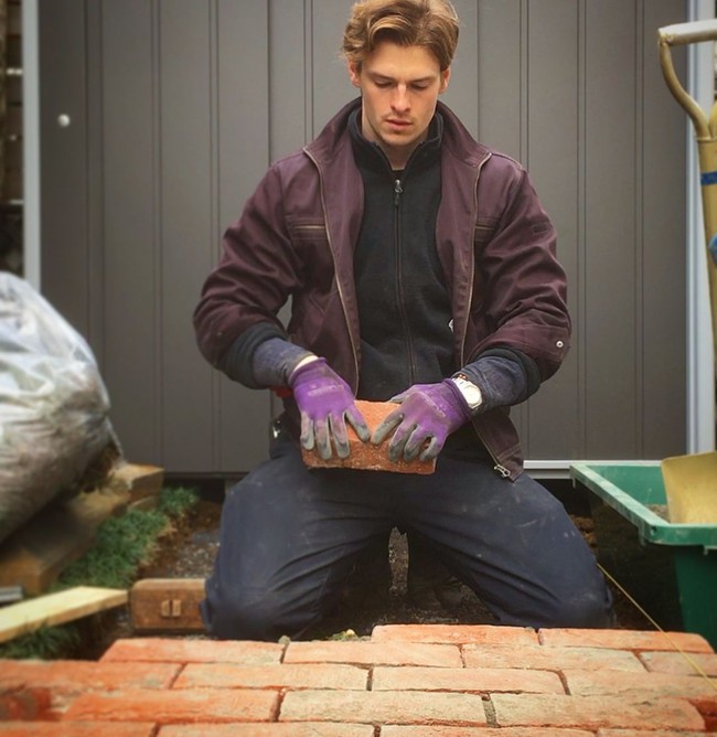 Seperti dilansir dari Nextshark, Marusame diajarkan semua keterampilan yang diperlukan untuk menguasai seni desain taman Jepang tradisional Foto: Instagram