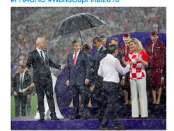Vladimir Putin Pakai Payung Sendirian Jadi Gunjingan
