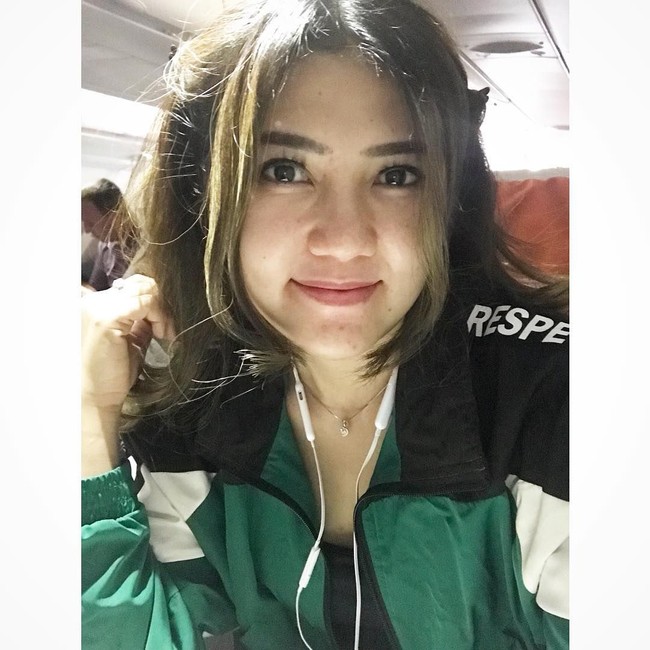 Pedangdut Via Vallen berkesempatan menonton beberapa laga Piala Dunia 2018 di Rusia. Pelantun Sayang ini pun mengunggah sejumlah momennya yang jadi perhatian netizen. Termasuk gaya busananya. Foto: Instagram @viavallen