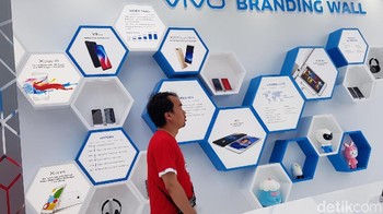 Seorang pengunjung sedang mengamati deretan produk Vivo yang ada di versi wall of fame vendor asal China ini. Foto: Achmad Rouzni Noor/detikinet