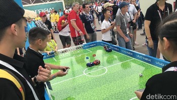Ada juga permainan bola meja yang juga bisa dimainkan oleh anak-anak. Foto: Achmad Rouzni Noor/detikinet
