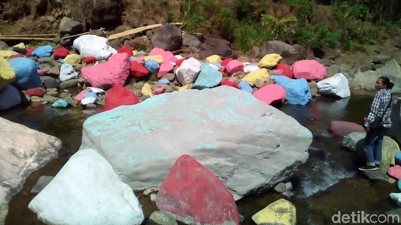 Wisata Batu Kali Dicat Warna-warni yang Viral di Kudus Ilegal Wisata Batu Kali Dicat Warna-warni yang Viral di Kudus Ilegal