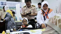 Jemaah calon haji kelompok terbang (kloter) 1 embarkasi haji Jakarta-Pondok Gede menunggu proses administrasi di Asrama Haji Pondok Gede, Jakarta, Senin (16/7/2018).