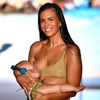 Mara Martin bukan cuma cantik, tapi juga berani berkat aksinya di fashion show bikini yang digelar Sports Illustrated Swimsuit di Miami, Florida, AS, baru-baru ini. Ia melenggang di catwalk sembari menyusui Aria, putrinya yang baru berusia lima bulan. (Foto: Getty Images)