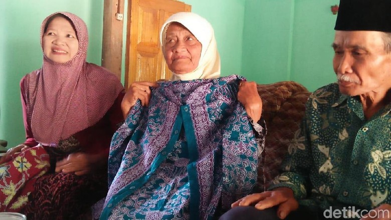 20 Tahun Nabung, Mimpi Nenek Penjual Bunga Kenanga Naik Haji Kesampaian 20 Tahun Nabung, Mimpi Nenek Penjual Bunga Kenanga Naik Haji Kesampaian