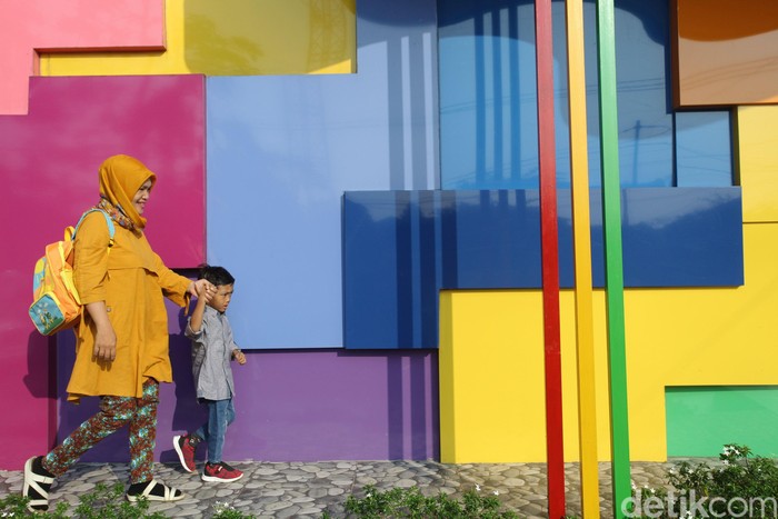 Sejumlah orang tua mengantarkan anaknya dihari pertama masuk sekolah di Taman Kanak-kanak. Disana anak-anak ini terlihat sangat menggemaskan.