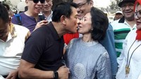 Di momen ulang tahunnya, Jenderal Moeldoko ditemani sang istri tercinta. Barakallah. Terimakasih istriku sayang yang telah setia menemaniku, mencintaiku apa adanya dan mendengarkan semua keluh kesahku sampai hari ini... tulis Moeldoko pada foto ini. Foto: Instagram @dr_moeldoko