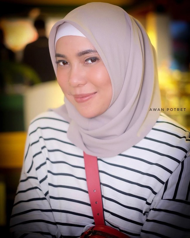 Hijab yang Fitrop kenakan selalu berupa hijab segi empat. Selain karena hijab seperti ini sedang tren, hijab segi empat memang simpel dan mudah dipakai. Tampilan praktis seperti ini cocok untuk wanita yang baru berhijab. Foto: Instagram/fitrop