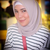 Hijab yang Fitrop kenakan selalu berupa hijab segi empat. Selain karena hijab seperti ini sedang tren, hijab segi empat memang simpel dan mudah dipakai. Tampilan praktis seperti ini cocok untuk wanita yang baru berhijab. Foto: Instagram/fitrop