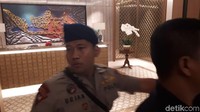 Selain para penyidik, terlihat pula pasukan Brimob yang mengamankan kegiatan KPK itu.