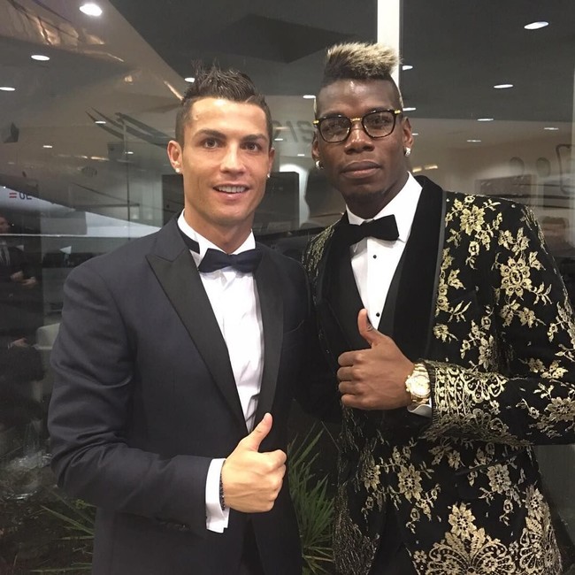 Menghadiri ajang FIFA Ballon dOr 2015 silam, pria 25 tahun ini mengandalkan setelan velvet bordir keemasan Dolce & Gabbana. Harganya, 2.554 poundsterling atau sekitar Rp 49 juta.  (Foto: Instagram/@paulpogba)
