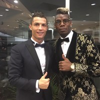 Menghadiri ajang FIFA Ballon dOr 2015 silam, pria 25 tahun ini mengandalkan setelan velvet bordir keemasan Dolce & Gabbana. Harganya, 2.554 poundsterling atau sekitar Rp 49 juta.  (Foto: Instagram/@paulpogba)