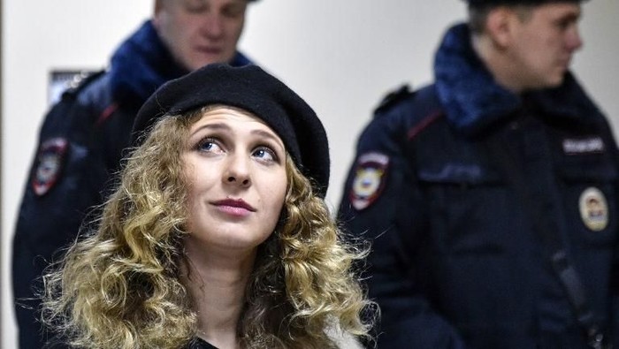 Russian political activist and member of the punk band and activist group Pussy Riot Maria Alyokhina, accused of participating in an unsanctioned gathering after she unfurled a protest sign near the headquarters of the FSB security service in Moscow the day before, attends a hearing at a court in Moscow on December 21, 2017. / AFP PHOTO / Vasily MAXIMOV