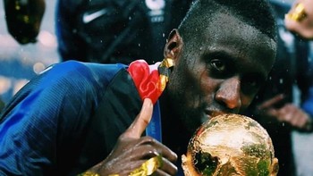 Blaise Matuidi juga beraksi mencium Piala Dunia. Foto: istimewa