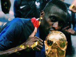 Gaya Para Bintang Prancis Pamer Piala Dunia di Instagram