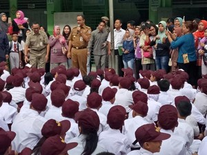 Anies Tinjau Hari Pertama Sekolah di SDN Kampung Melayu