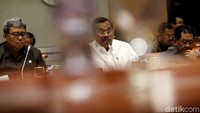 Jaksa Agung M Prasetyo tak bisa menjanjikan kasus-kasus pelanggaran HAM berat bisa diselesaikan sebelum Pilpres 2019.
