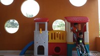 Beberapa anak terlihat langsung memenuhi area bermain.