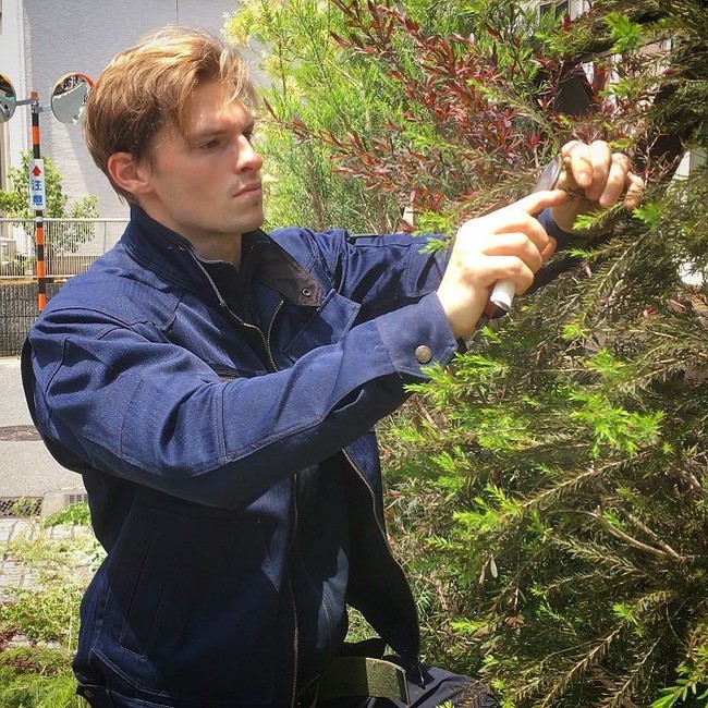 Marusame juga disebut-sebut sebagai tukang kebun paling tampan. Foto: Instagram