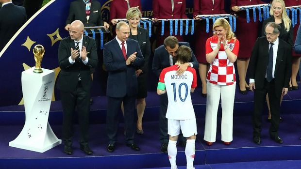 Presiden Putin menghadiri penyerahan medali di final Piala Dunia 2018 (Reuters)