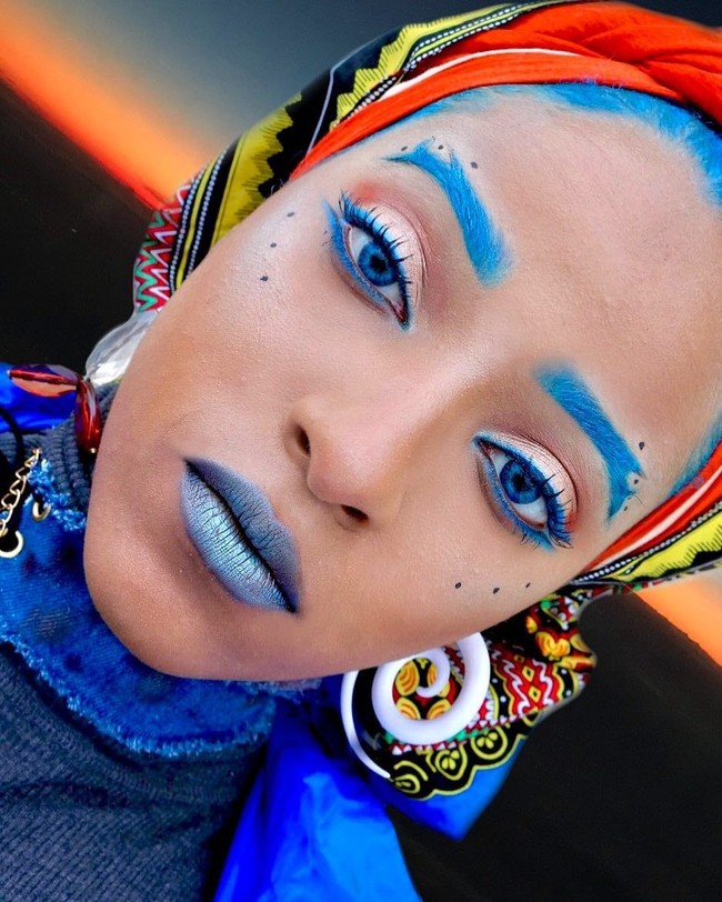 Pada kontes Miss Muslimah USA 2018, Samantha dinobatkan menjadi Miss Congeniality 2018 dan Miss Muslimah New York. Saat final, ia memakai busana serba merah. (Foto: Instagram/chic.nunar)