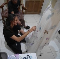 Diungkapkan sang desainer, Surya Abduh, Nadine dan Dimas sangat terlibat dalam proses pembuatan gaun tersebut. Bahkan, Puteri Indonesia 2005 itu ikut menjahit detail ubur-ubur yang menghiasi gaun putihnya. Seperti yang terlihat pada foto ini. (Foto: Dok. Surya Abduh)