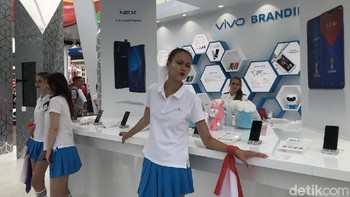 Para gadis-gadis cantik asal Rusia yang jadi SPG Vivo pun sigap membantu dengan senyum dan kerling mata menggoda. Foto: Achmad Rouzni Noor/detikinet