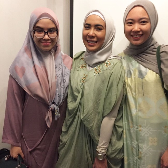 Saat menghadiri pengajian bersama Dewi Sandra, Chacha Frederica, dan fotografer Diera Bachir, Fitrop memilih kaftan bernuansa hijau dipadukan dengan hijab segi empat berwarna senada. Kaftan yang berpotongan longgar jadi busana yang paling aman untuk menghadiri pengajian. Foto: Instagram/fitrop