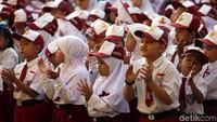 Ratusan siswa siswi yang bersekolah di SD Negeri 5 Pondok Kelapa tampak ramai memenuhi lapangan sekolah di hari pertama masuk sekolah usai libur panjang, Senin (16/7/2018).