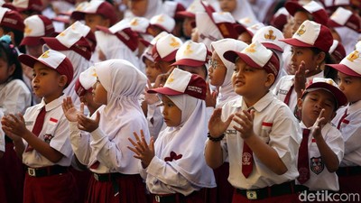 Melihat Suasana Hari Pertama Masuk Sekolah