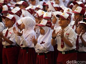 Saat Orang Tua Menanti Anaknya di Hari Pertama Sekolah