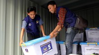 Sejumlah petugas membawa berkas data caleg yang akan diusung. Total ada 576 caleg DPR RI yang didaftarkan untuk 80 dapil.