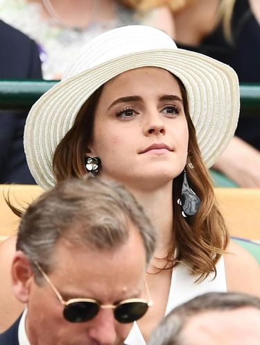 Meghan Markle dan Emma Watson Pakai Celana Sama, Siapa Lebih Stylish?