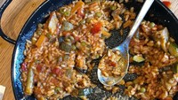 Kalau paella biasanya dibuat dengan seafood, Paltrow memilih paella sayuran. Tentunya lebih sehat dan tetap nikmat! Foto: Instagram gwynethpaltrow