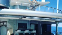 Gaya andalan ibunda Kim Kardashian ternyata sambil memegang minuman ya. Naik Yacht, Kris Jenner tampak sedang liburan seru ya. Foto: Instagram @krisjenner