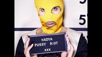 Pussy Riot pun sempat dipenjara akibat aksinya melakukan doa Punk untuk melawan Putin. Dok. Instagram/wearepussyriot