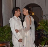 Dalam menuangkan ide ubur-ubur itu, desainer lulusan Institut Kesenian Jakarta ini dibantu oleh ilustrator asal Bali yang bernama Nova Hissy. Ilustrasi ubur-ubur buatan Nova lantas menjadi pedoman Abduh untuk membordir. (Foto: Desi/detikHOT)