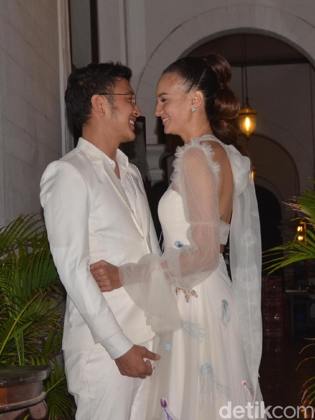 Dalam menuangkan ide ubur-ubur itu, desainer lulusan Institut Kesenian Jakarta ini dibantu oleh ilustrator asal Bali yang bernama Nova Hissy. Ilustrasi ubur-ubur buatan Nova lantas menjadi pedoman Abduh untuk membordir. (Foto: Desi/detikHOT)