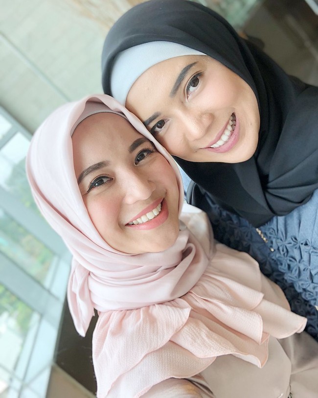 Tampilan warna-warna kalem dan netral sepertinya menjadi favorit Fitrop. Meski memiliki karakter ceria, ia memilih warna-warna netral sebagai busana sehari-harinya. Hal ini bisa diikuti oleh para hijabers pemula yang belum berani bermain warna. Foto: Instagram/fitrop