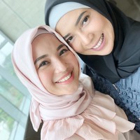 Tampilan warna-warna kalem dan netral sepertinya menjadi favorit Fitrop. Meski memiliki karakter ceria, ia memilih warna-warna netral sebagai busana sehari-harinya. Hal ini bisa diikuti oleh para hijabers pemula yang belum berani bermain warna. Foto: Instagram/fitrop