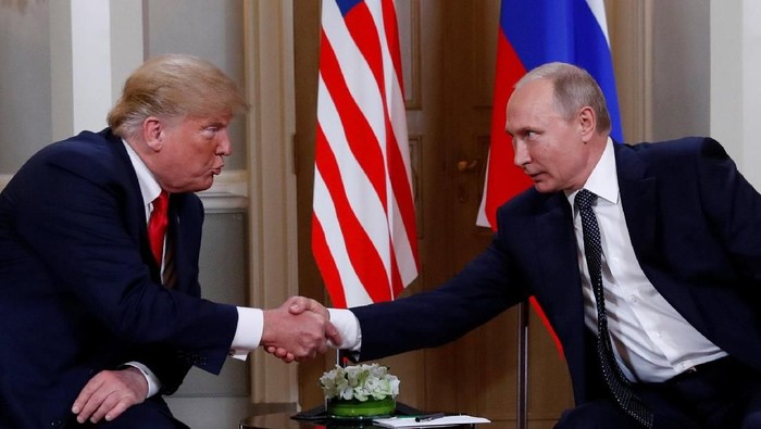 U.S. President Donald Trump and Russias President Vladimir Putin arrive for their meeting in Helsinki, Finland, July 16, 2018. REUTERS/Kevin Lamarque