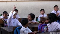 Murid-murid lain pun tak ingin ketinggalan menceritakan pengalaman selama liburannya di depan kelas.
